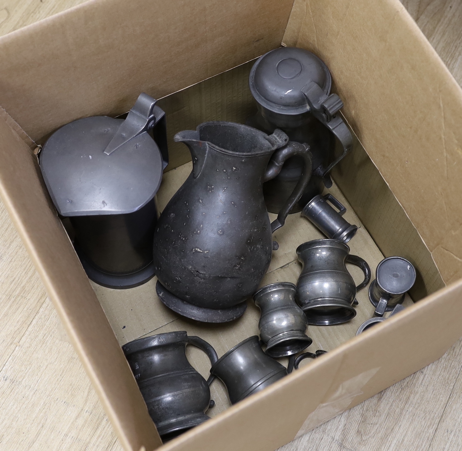 A quantity of pewter tankards and measures